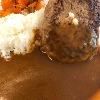 ハンバーグのせカレー